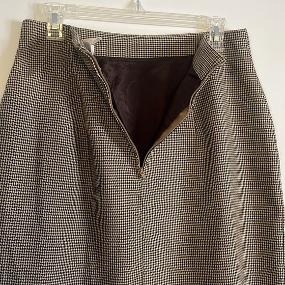 Lasting Impressions Houndstooth skirt with buttons accent - Picture 5 of 13
